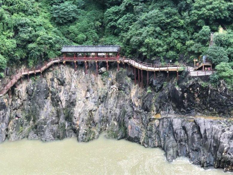 拯救电力塔的泰坦